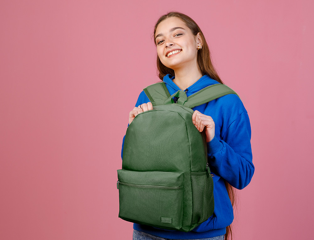 MOCHILA LIDERPAPEL CORE CON COMPARTIMENTO LATERAL ELASTICO VERDE MILITAR 15 L 400X125X300 MM