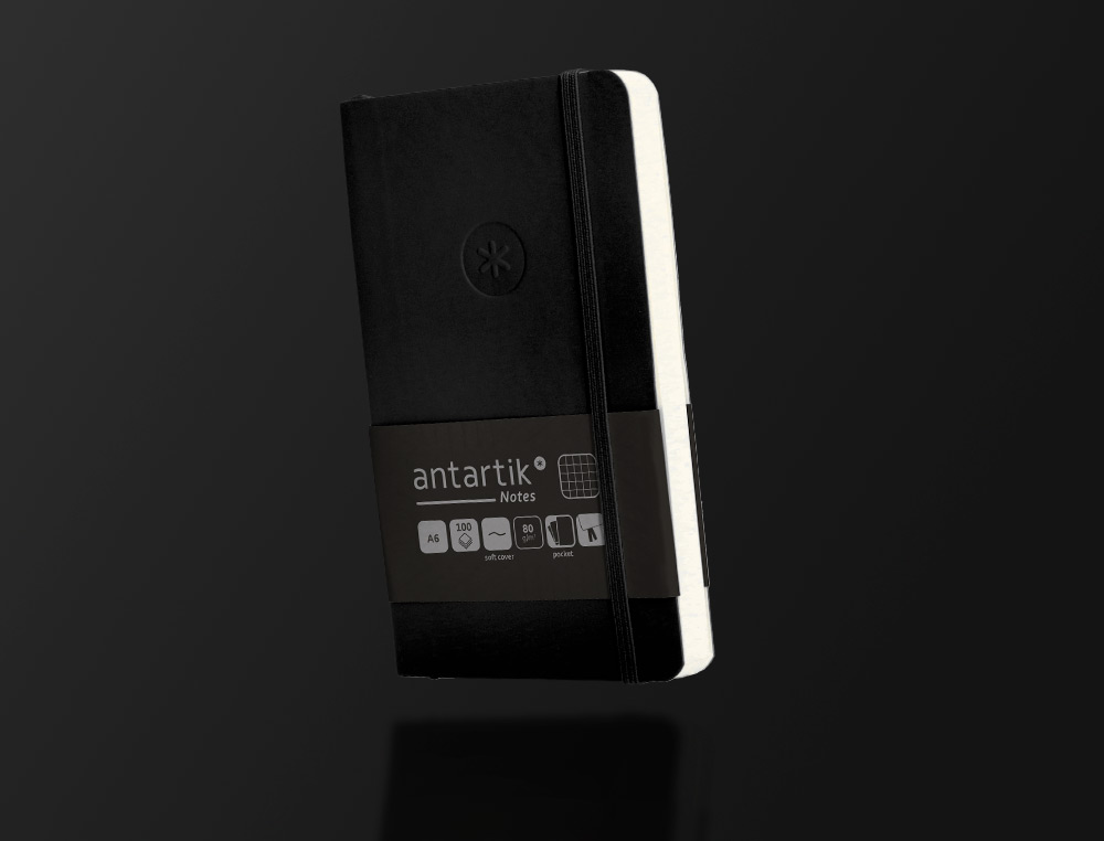 CUADERNO CON GOMILLA ANTARTIK NOTES TAPA BLANDA A6 CUADRICULA NEGRO 100 HOJAS 80 GR FSC