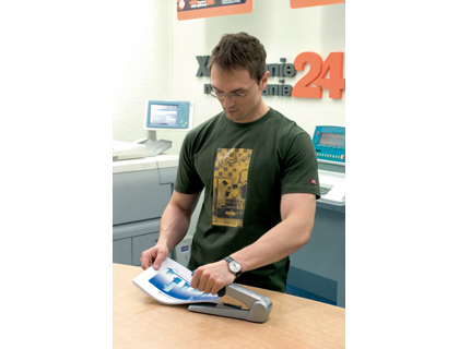 GRAPADORA PETRUS 1400 CAPACIDAD 60 HOJAS COLOR PLATA USA GRAPAS 25/10