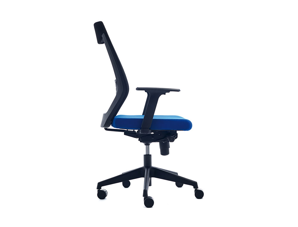 SILLA ROCADA DE OFICINA CON BRAZOS TAPIZADA EN TELA IGNIFUGA AZUL Y RESPALDO EN POLIMERO NEGRO