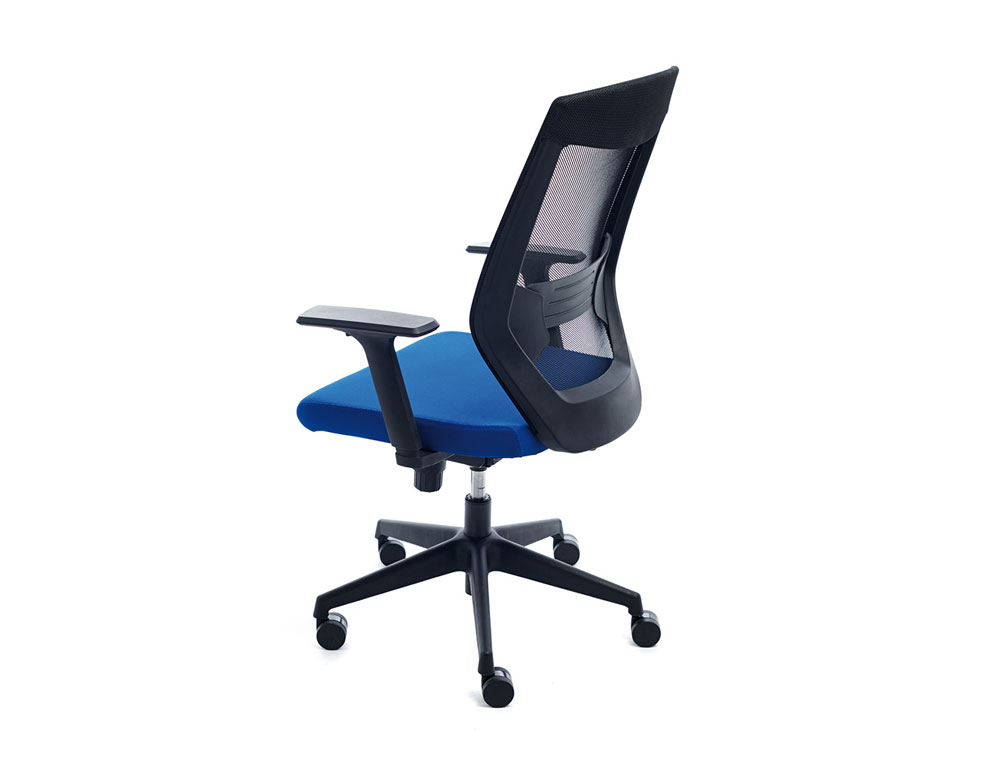 SILLA ROCADA DE OFICINA CON BRAZOS TAPIZADA EN TELA IGNIFUGA AZUL Y RESPALDO EN POLIMERO NEGRO