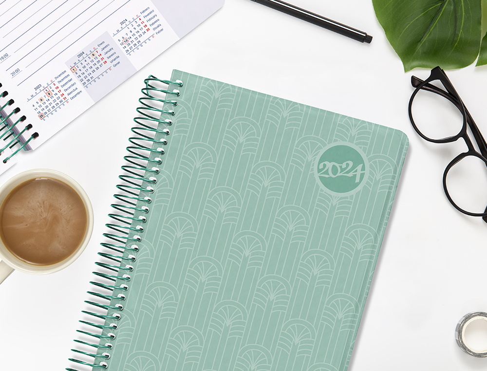 AGENDA ESPIRAL LIDERPAPEL CLASSIC A4 2024 DIA PAGINA PORTADA POLIPROPILENO PAPEL 70 GR COLOR VERDE