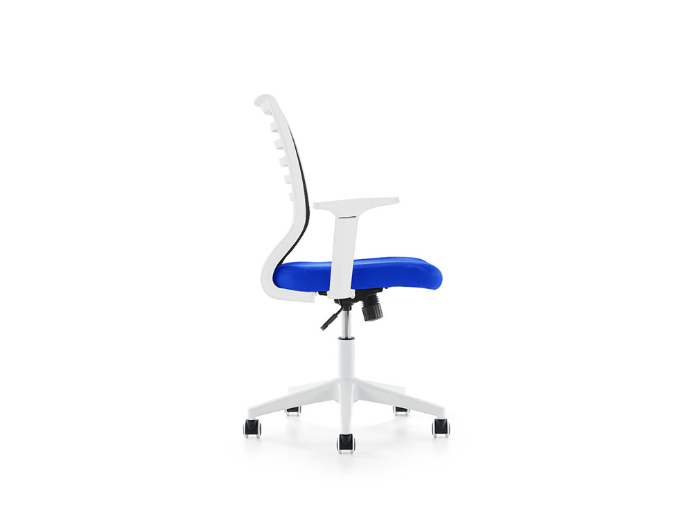 SILLA ROCADA DE OFICINA BRAZOS REGULABLES ESTRUCTURA BLANCA RESPALDO MALLA Y ASIENTO TELA IGNIFUGA AZUL