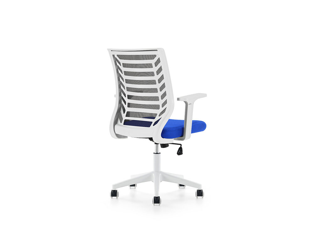 SILLA ROCADA DE OFICINA BRAZOS REGULABLES ESTRUCTURA BLANCA RESPALDO MALLA Y ASIENTO TELA IGNIFUGA AZUL