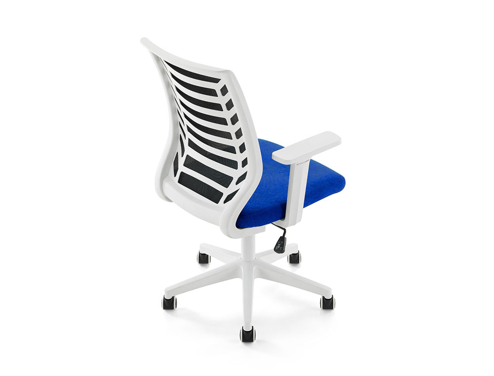 SILLA ROCADA DE OFICINA BRAZOS REGULABLES ESTRUCTURA BLANCA RESPALDO MALLA Y ASIENTO TELA IGNIFUGA AZUL