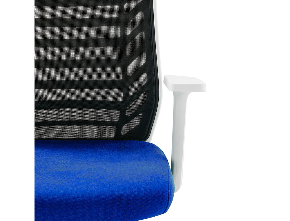 SILLA ROCADA DE OFICINA BRAZOS REGULABLES ESTRUCTURA BLANCA RESPALDO MALLA Y ASIENTO TELA IGNIFUGA AZUL