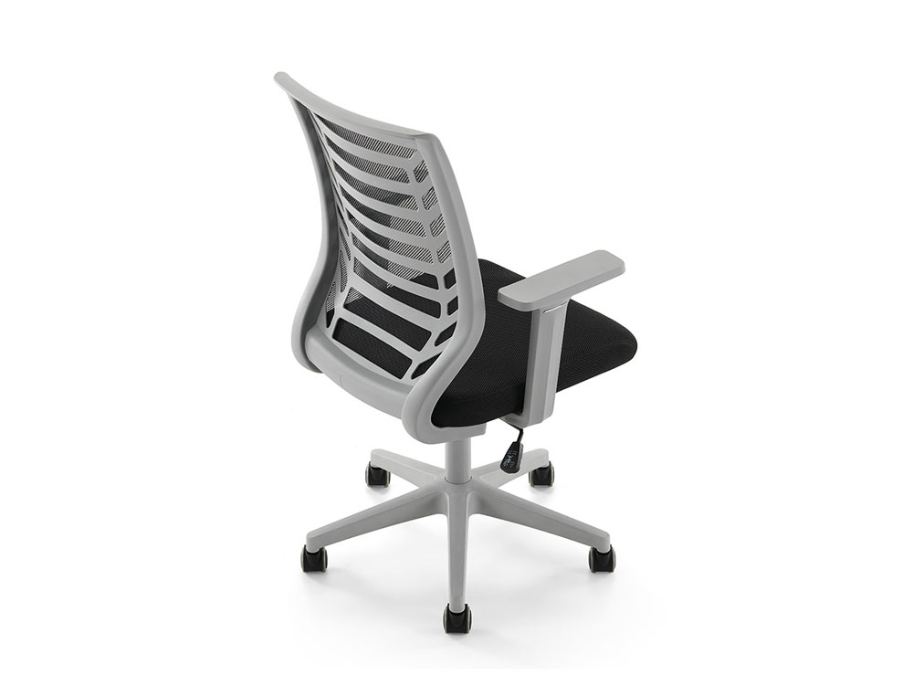SILLA ROCADA DE OFICINA BRAZOS REGULABLES ESTRUCTURA GRIS RESPALDO MALLA Y ASIENTO TELA IGNIFUGA NEGRO