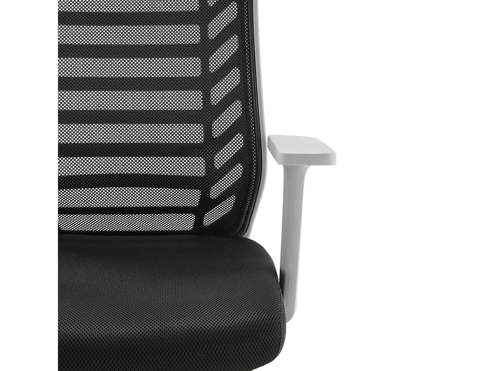 SILLA ROCADA DE OFICINA BRAZOS REGULABLES ESTRUCTURA GRIS RESPALDO MALLA Y ASIENTO TELA IGNIFUGA NEGRO